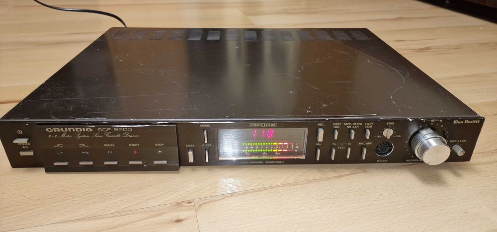 Grundig SCF 6200 magnetofon kasetowy szuflada