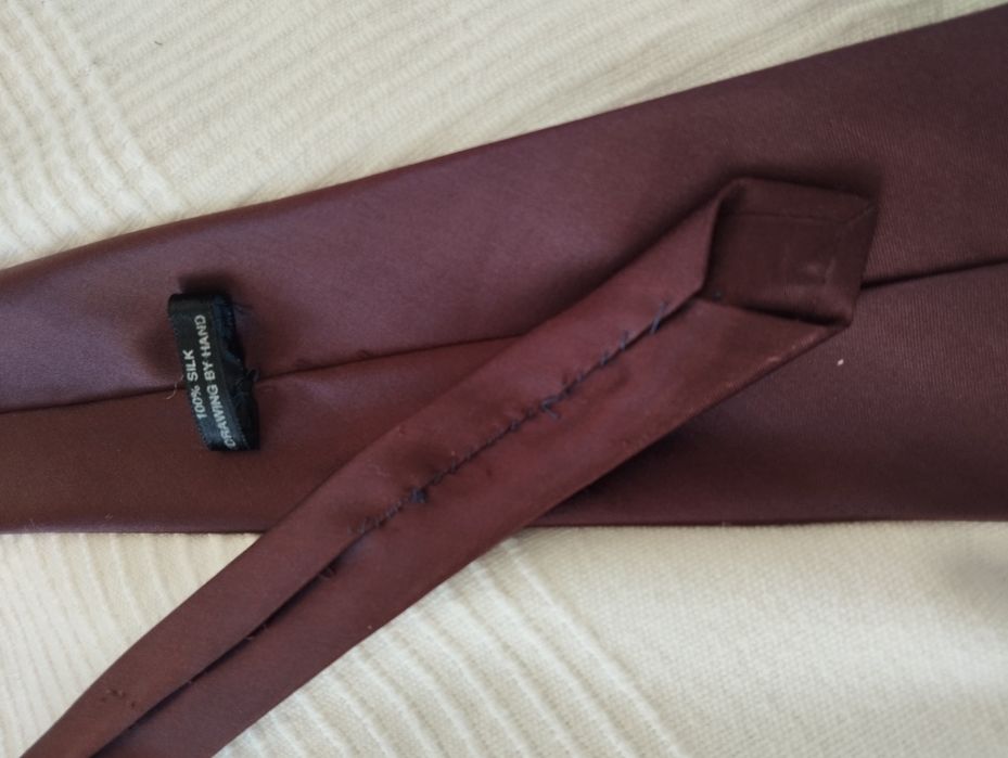 Krawat jedwabny 100% silk bordowy, burgundowy, w statki, łódki, 8,5 cm