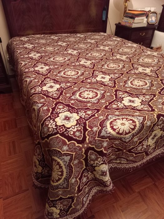 Colcha cobertor com franja em tons bordeau e amarelo