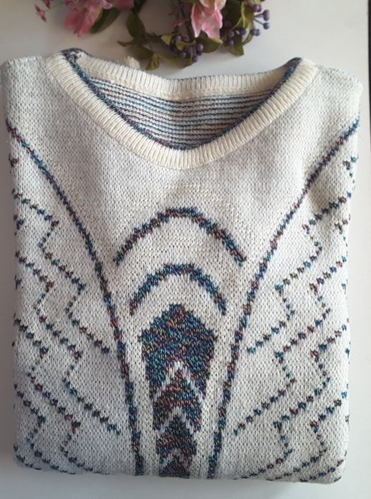 Elegancki biały sweter damski we wzory, rozmiar M L