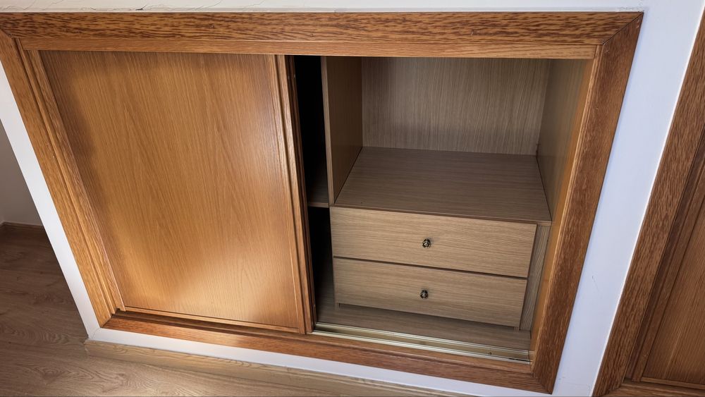 3 Roupeiros embutidos com portas de correr