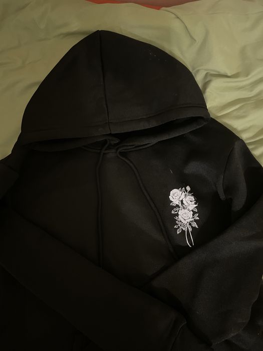 Чорне худі з принтом троянд та написом на спині