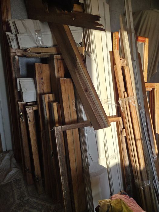 Деревянные изделия на дрова, пластик