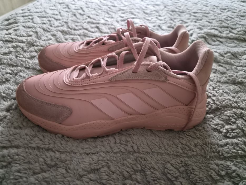 Кросівки adidas рожеві.