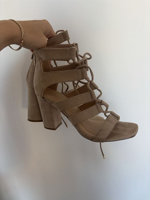 Buty obcasy sznurowane deezee 39 bezowe kremowe słupek