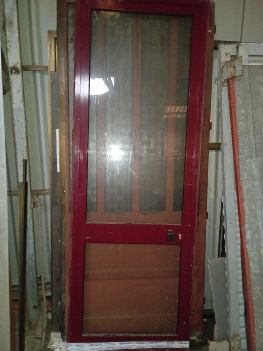 Porta em alumínio lacado  com vidro e aro