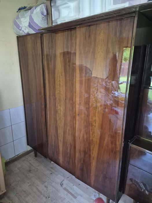 Kredens PRL wysoki połysk , gratis porcelana.