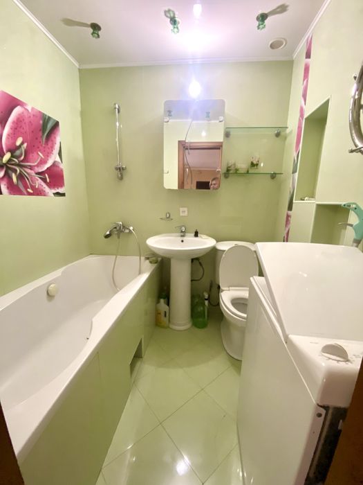 Простора  3 кім. квартира біля війского інст. на Богуніі