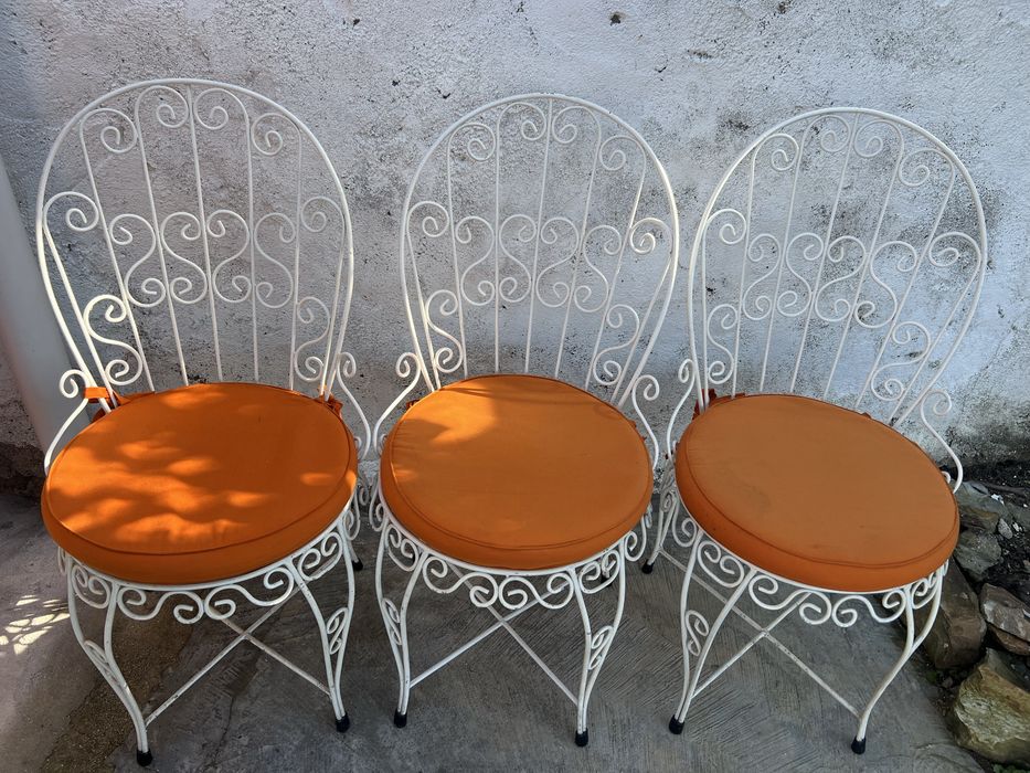 Três cadeiras de jardim em ferro