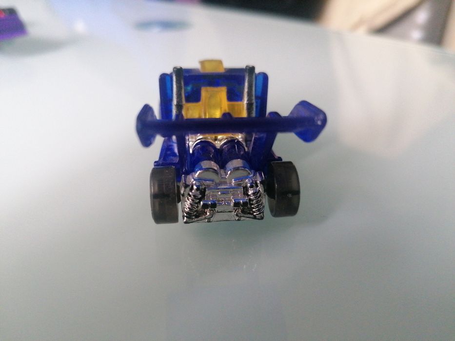 Hot Wheels resorak auto Mattel 2013