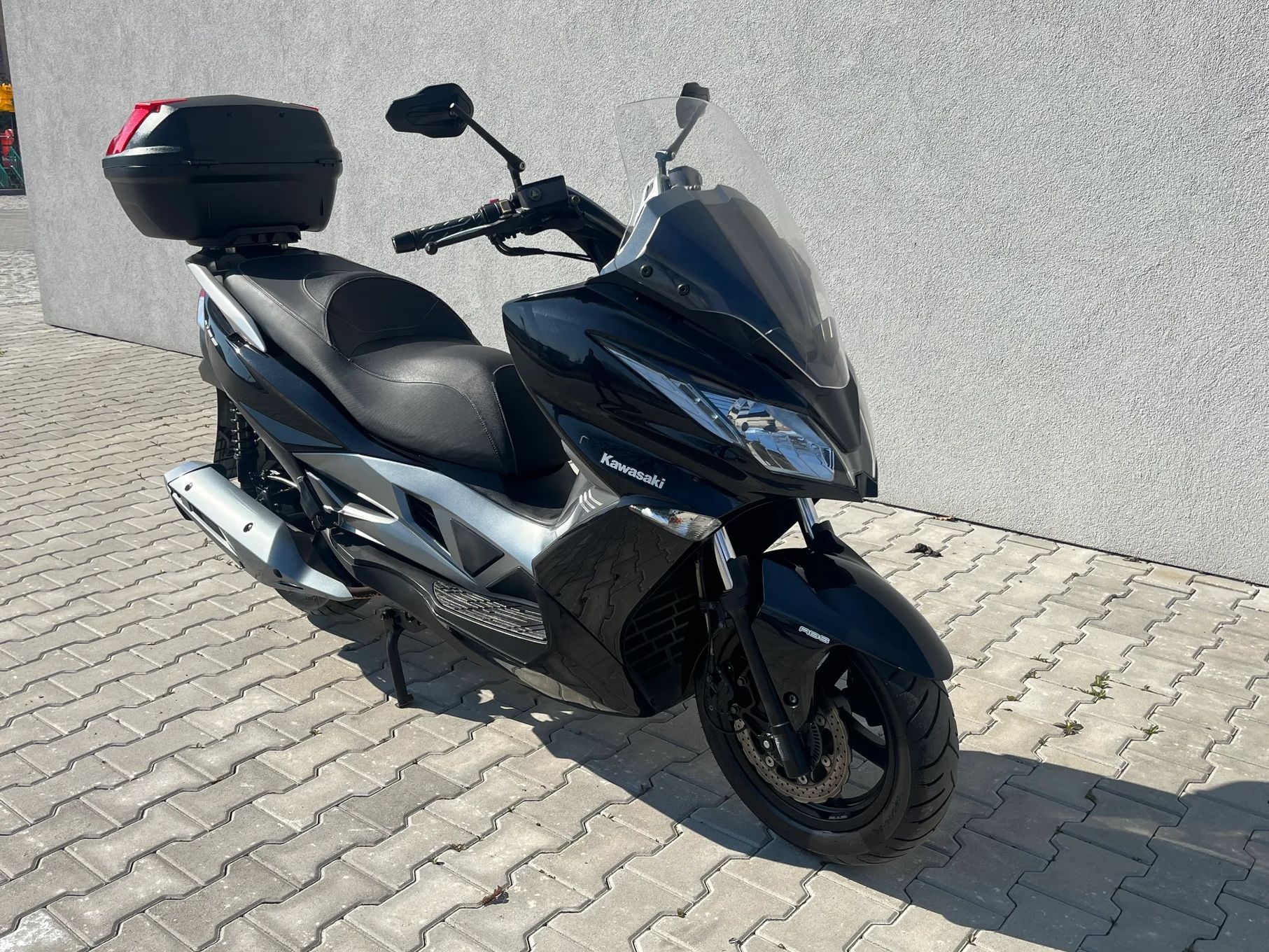 Maxi Skuter Kawasaki J300 ABS (3/4 Kymco Downtown) - Opinie