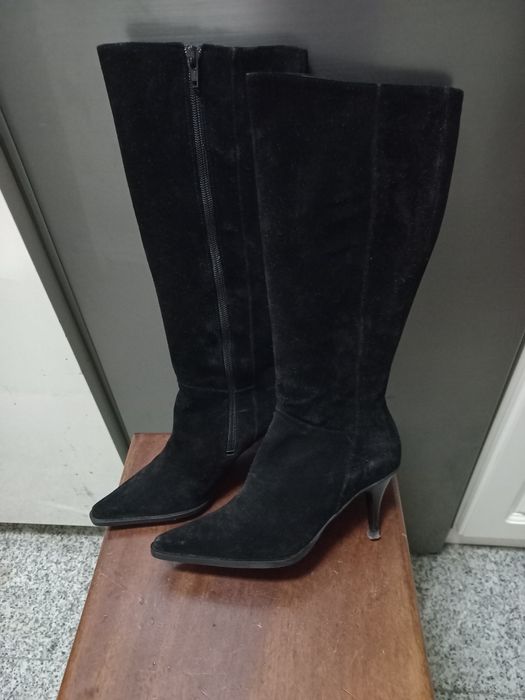 Botas pretas novas em camurça
