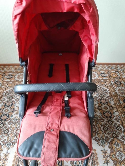 прогулочная дитяча коляска