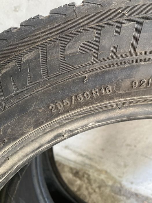 2 Pneus Michelin Alpin 205 60 R16. Muito bom estado conforme fotos.