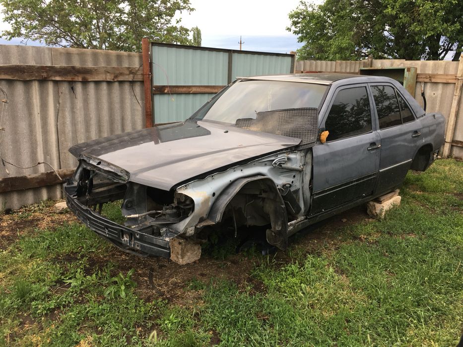 Продам кузов (кузовние детали) на Мерседес 124