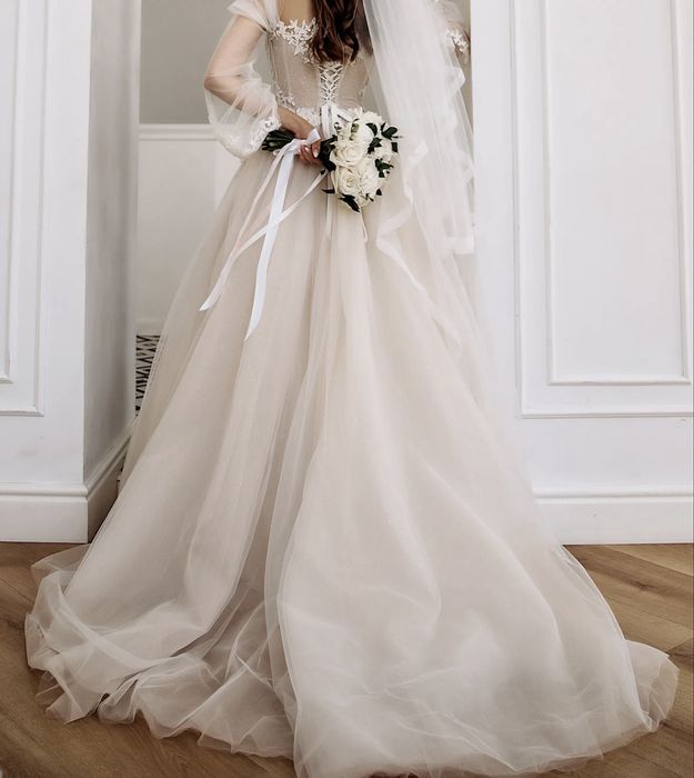 Розкішна весільна сукня — ніжна та елегантна