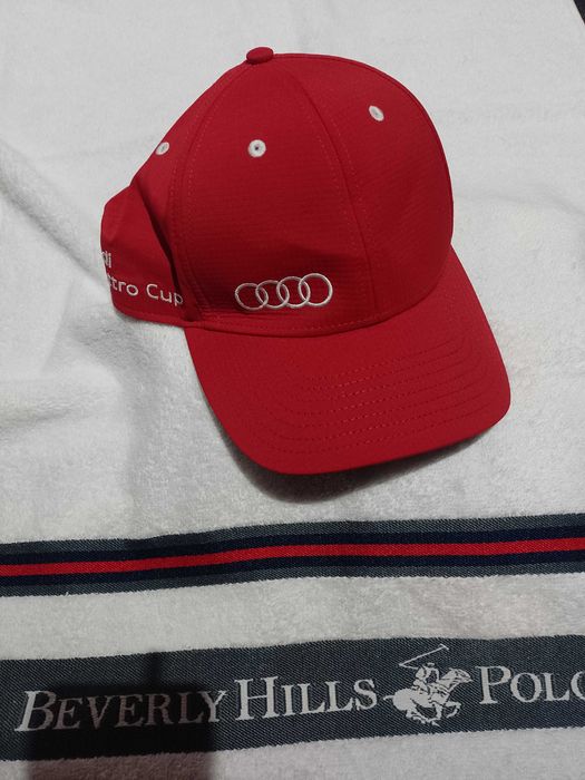 AUDI/ Czerwona czapeczka z daszkiem, jak nowa