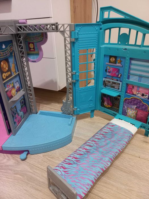 Sprzedam  składaną scenę Barbie .