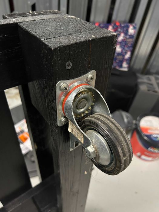 Industrialny stolik kawowy z litego drewna na kółkach – handmade
