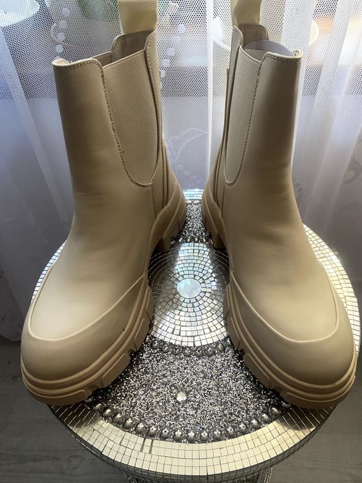 Buty zimowe -sztyblety beżowe, rozm.41. na grubej podeszwie