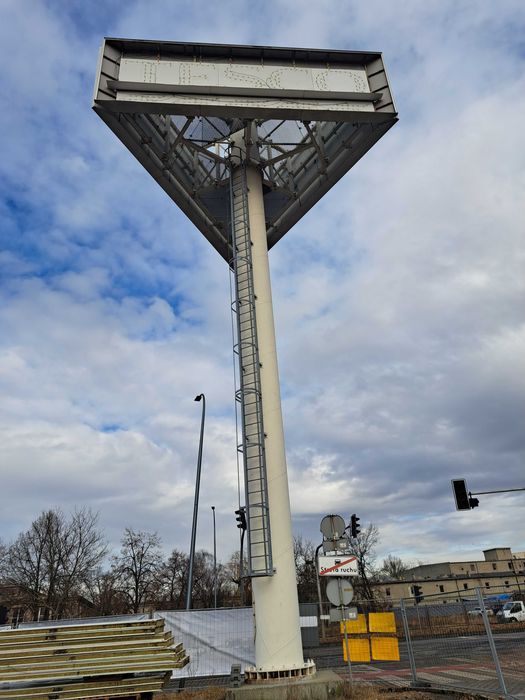 Pylon reklamowy o wysokości 17,5 m