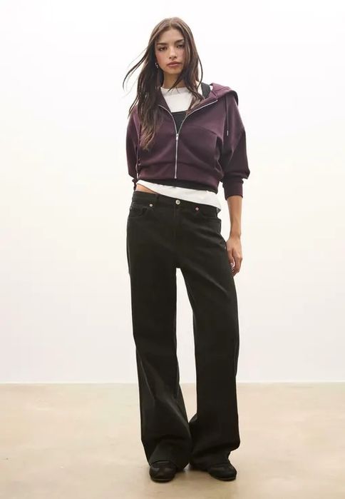 Укорочена зіп-худі від Stradivarius.