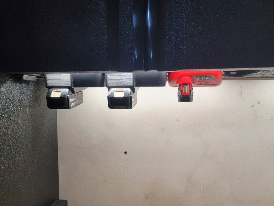 Mounting Feet for Makita RC18 Charger