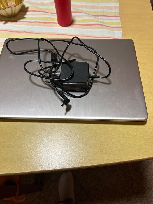 Computador Ásus cinzento