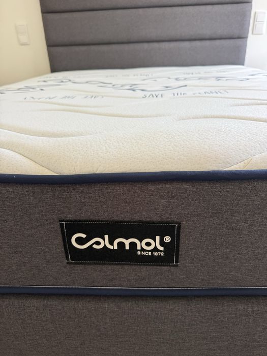 Cama, colchão e mesas de cabeçeira