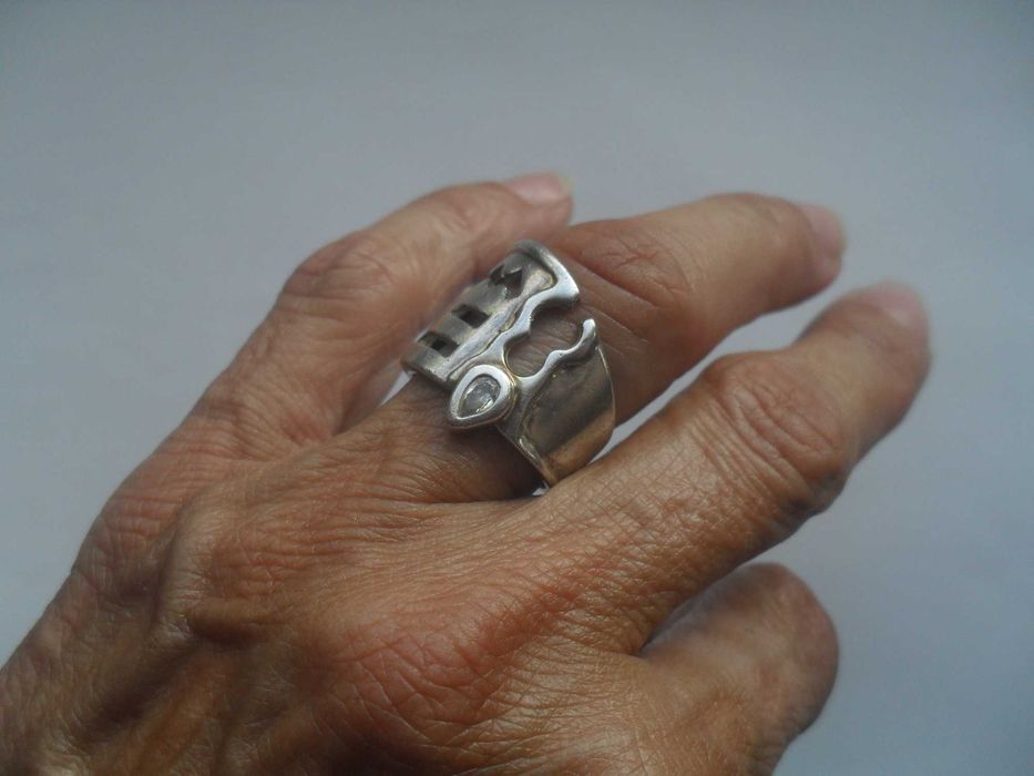 Srebrny duży pierścionek - abstrakcja z kryształem - cena ost