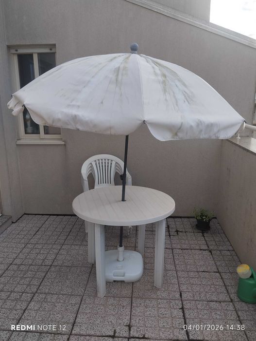 Mesa Terraço com Chapéu e Cadeiras