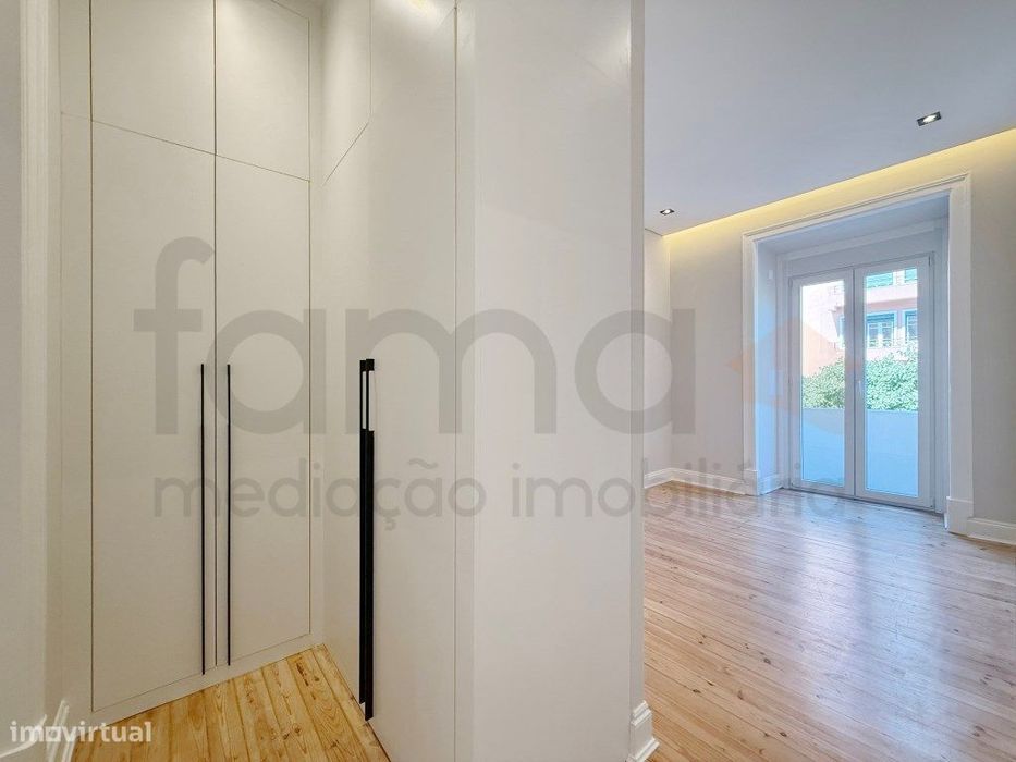 Apartamento T3 Remodelado com quintal, 2 Suítes e Closet na Av. Alm...