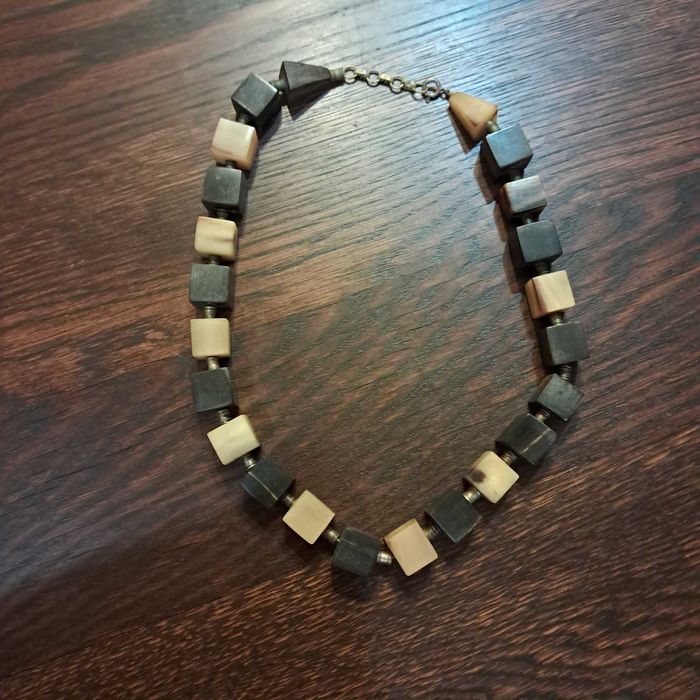 Bonito colar castanho e creme