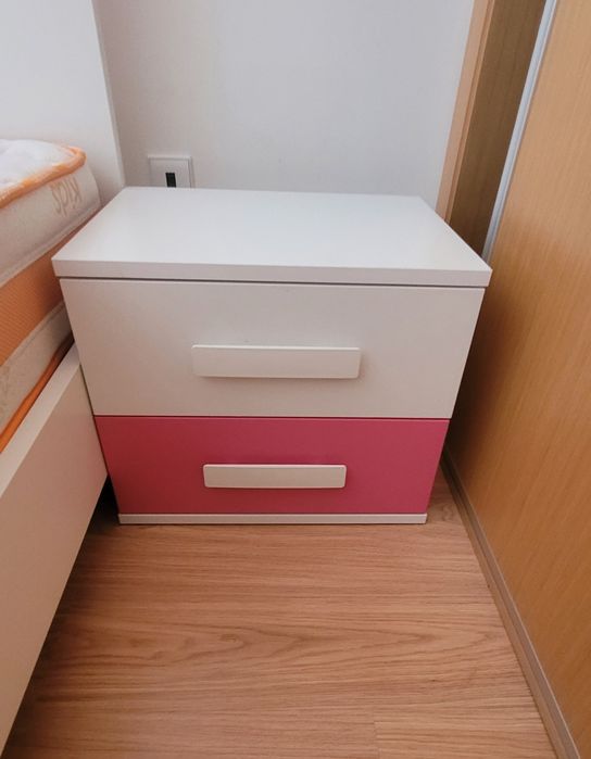 Cama individual em tons rosa menina