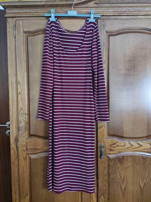 Vestido midi bordô com riscas brancas