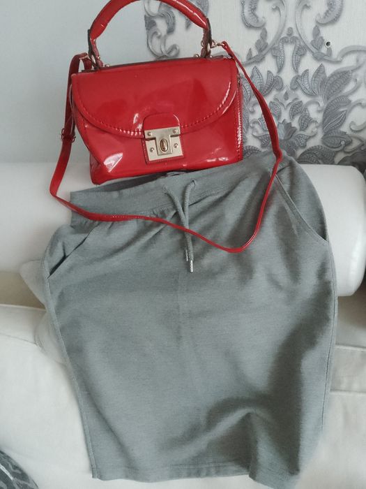Piękna lakierowana czerwona torebka