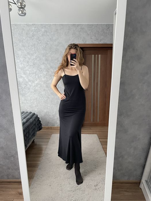 Довге плаття максі сукня вечірня на тонких бретелях з відкритою спиною