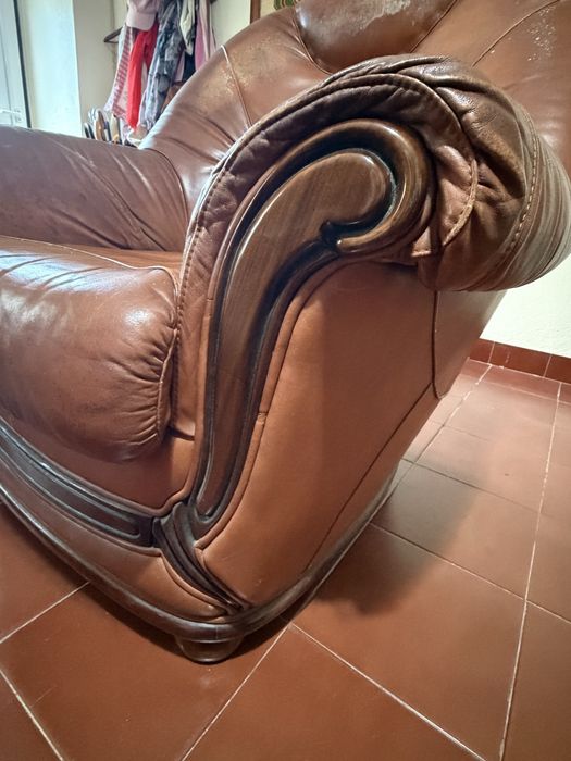 Sofas em pele. Castanho e detalhes madeira