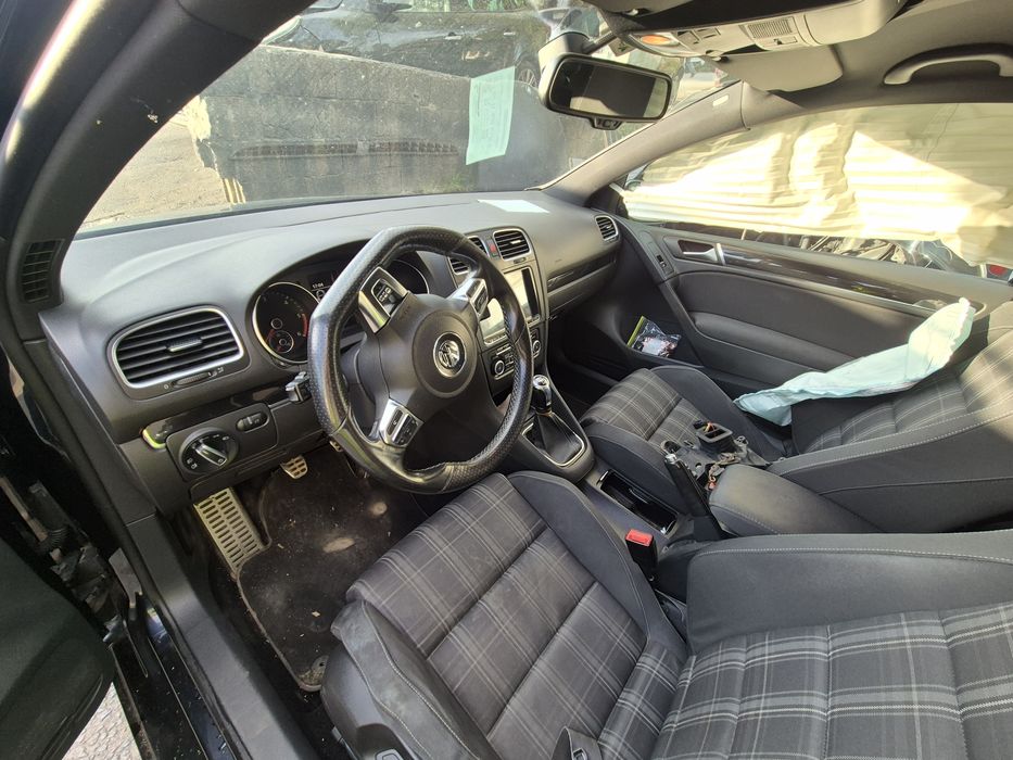 VW Golf GTD - 3 portas - batido roda traseira