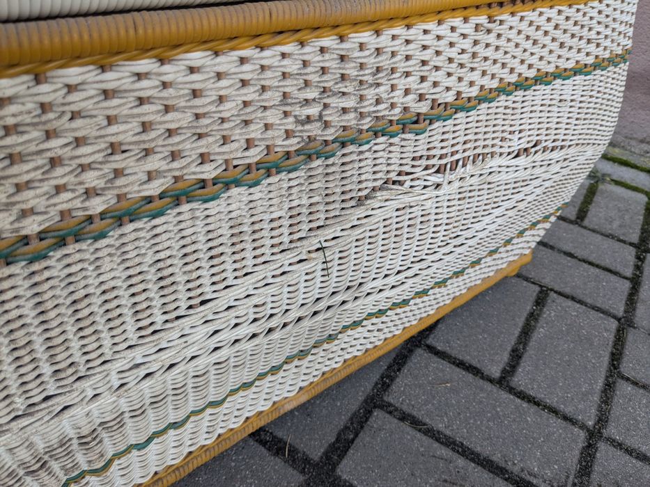 Stary kufer pleciony z czasów PRL-u