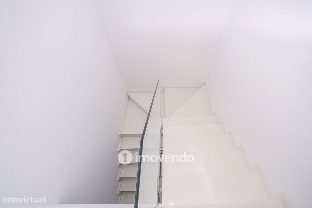 Moradia T3+1 moderna, com piscina e garagem, na Caparica