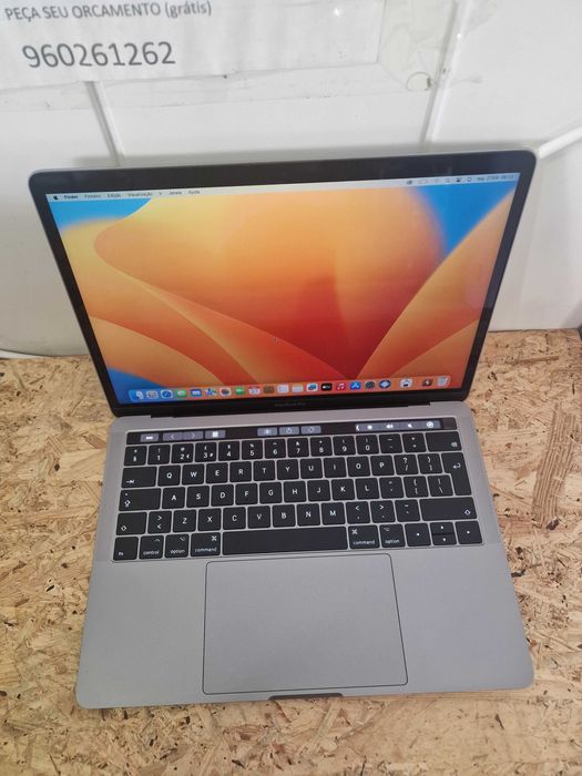 MacBook Pro TOUCH BAR 2017 com varios programas.