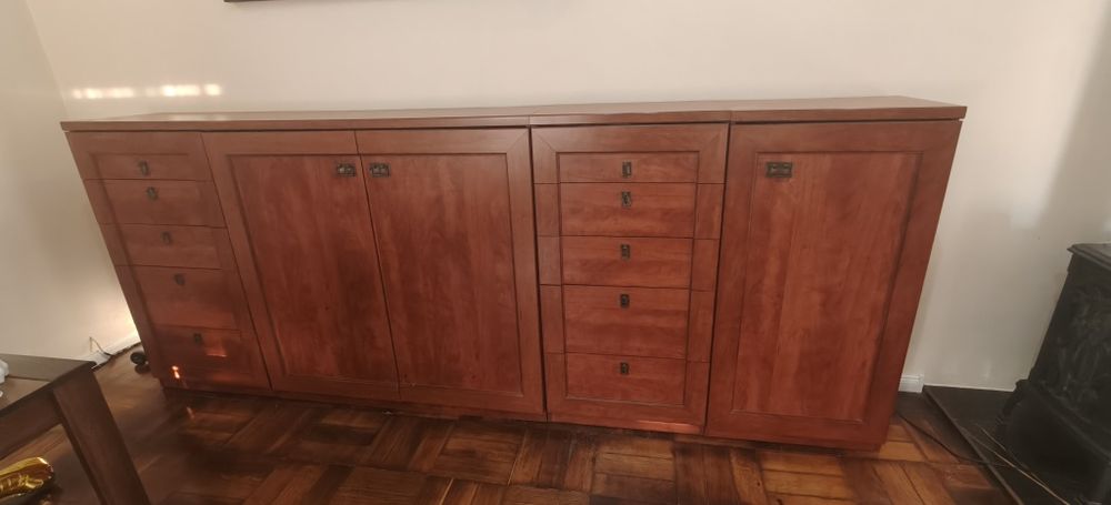 Komoda z zestawem szuflad i szafek