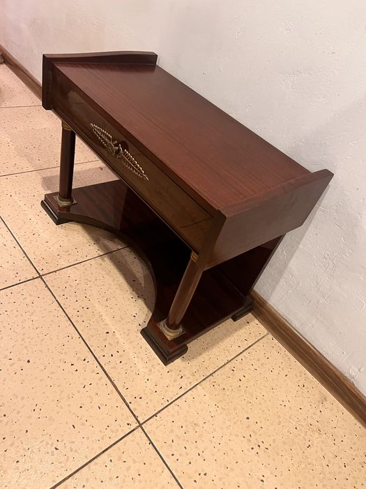 Komoda konsola z mosięznymi zdobieniami
