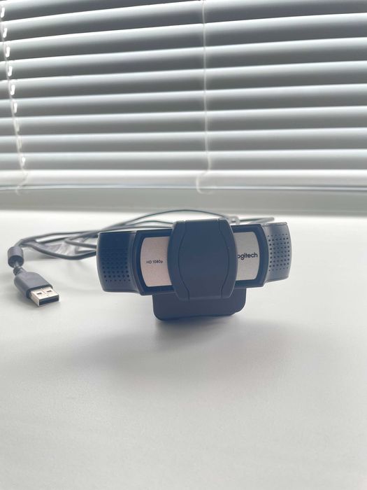 Веб-камера Logitech Webcam C930e Full HD широкоугольная (90°)
