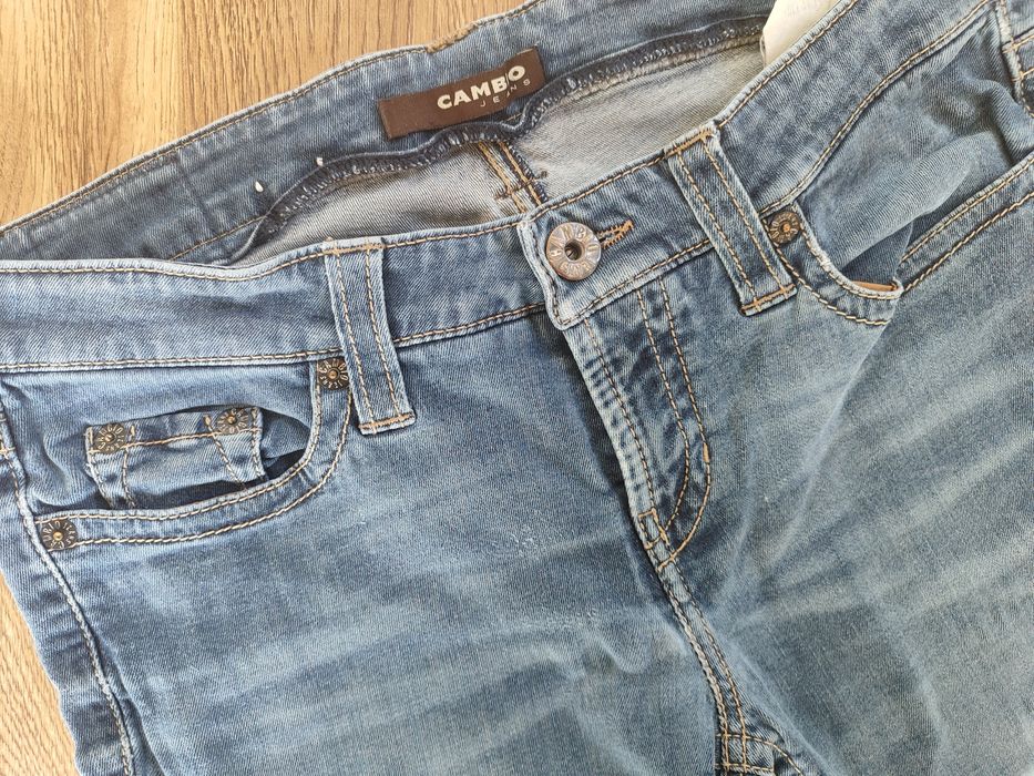 Niebieski damski jeans, jeansy z małym przetarciem, zamkami przy kostk