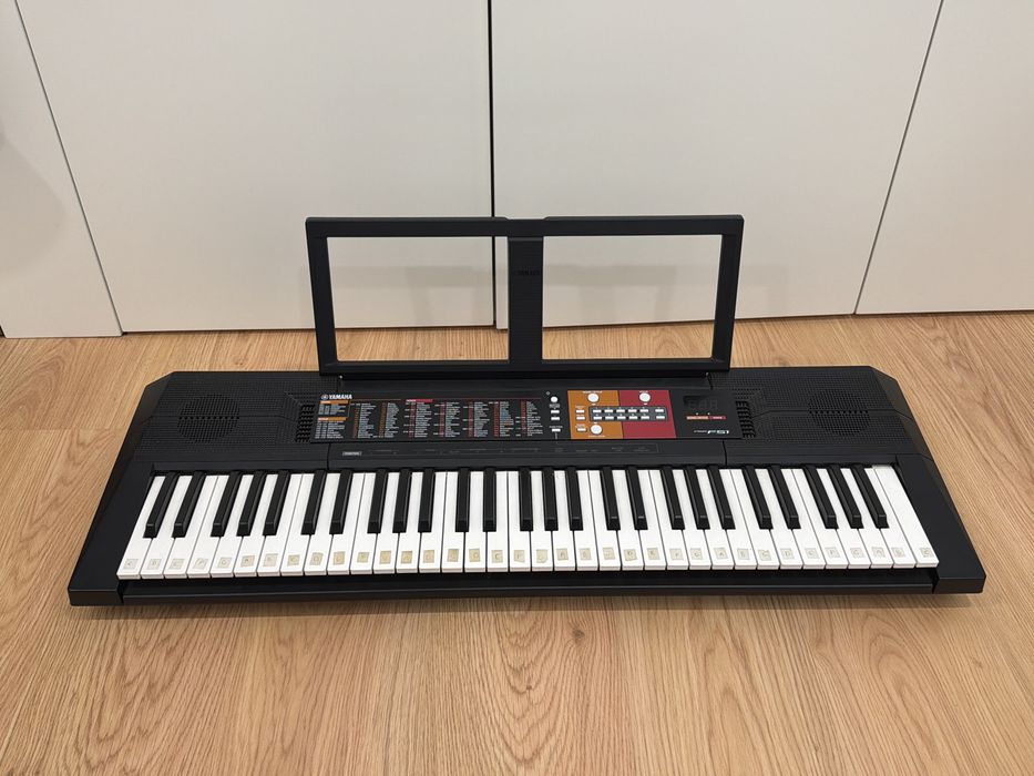 Teclado Yamaha PSR F51 com carregador e suporte para partitura