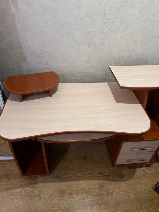 Компʼютерний стіл , стіл для навчання