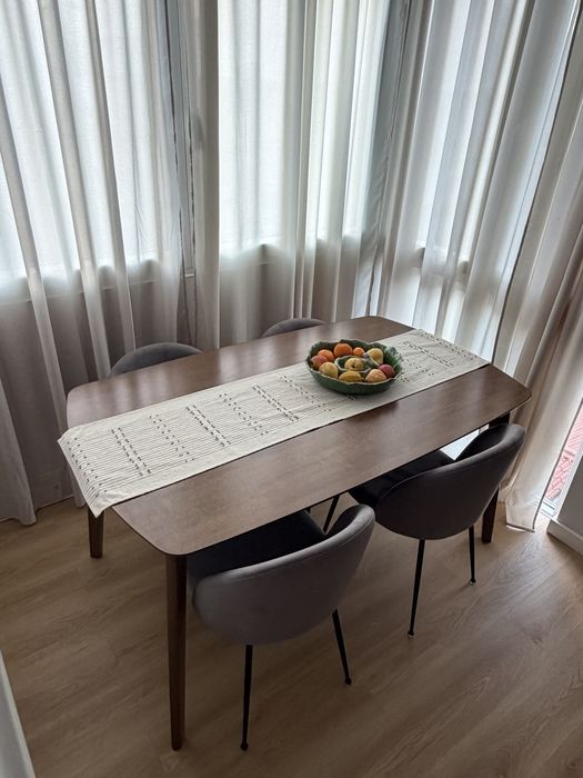 Conjunto de Mesa e Quatro Caderias