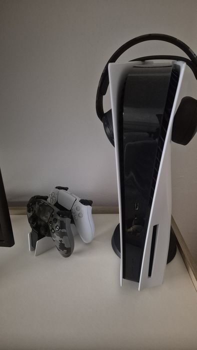 PS5 praticamente nova, muito pouco uso